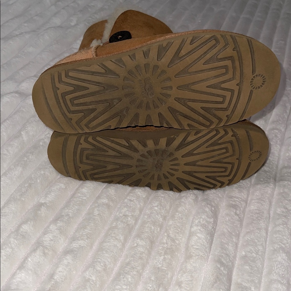 UGG Bailey Button II | Size 7 - image 6